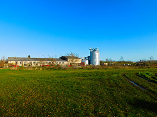 Fototapeta na wymiar Moderne Getreidesilos in der Landwirtschaft