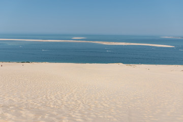 La dune du pilat un jour d'été en canicule dans le bassin d'arcachon avec l'océan bleu au loins...