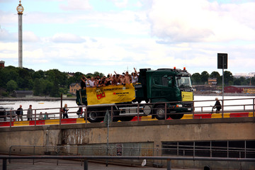 Glada studenter på lastbilsflak i Stockholm.