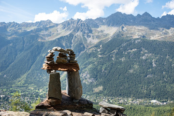 Chateau de pierre Sommet de la montagne mont blanc avec aiguille du midi en haute savoie
