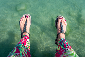 Deux pied face au lac d'annecy, décontration totale, l'horizon magnifique avec les montagne set la...