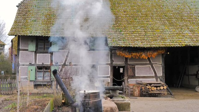 Caldero cocinando calabaza y verdura en el exterior de una granja