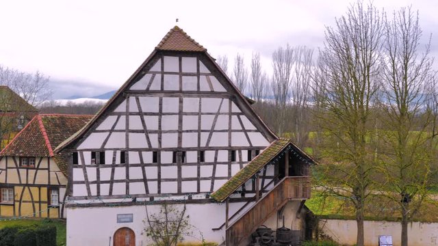 casas de fachada de madera en ambiente r&uacute;stico oto&ntilde;al en invierno
