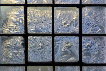 Eisblumen Scheiben Glas Tropfen Frost Fenster alt Vintage Winter Nacht Dämmerung Kristall...