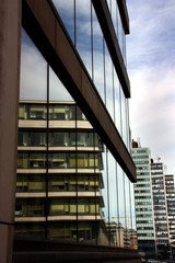Höghus speglas i fasader i centrala Stockholm