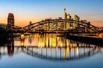 Frankfurter Skyline mit Deutschherrnbrücke im Vordergrund in der Abenddämmerung