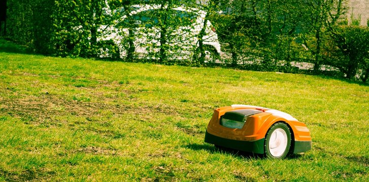 Rasenroboter bei der Arbeit