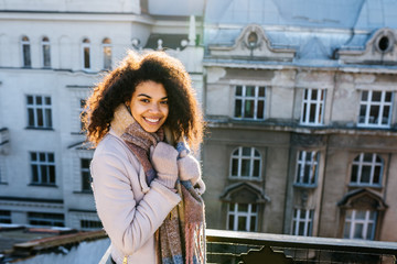 Obraz premium Joyful woman traveler in trendy casual clothing going sightseeing and looking at camera while sharing impressions with female friend at historical building