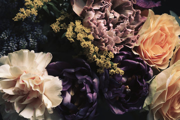 Schöner Blumenstrauß aus verschiedenen Blumen, Nahaufnahme. Blumenkartendesign mit dunklem Vintage-Effekt © New Africa