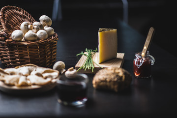 Bodegón de champiñones vino pan y queso