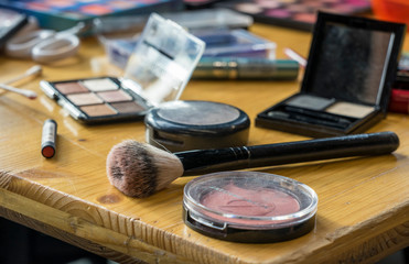 Schminkzeug / Make Up in der Umkleide / Requisite eines Theaters