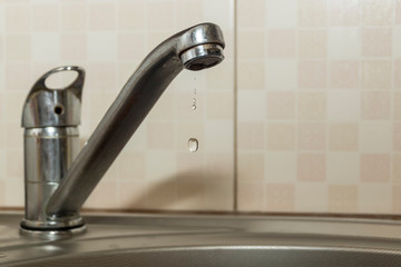 Water dripping from the faucet due to leakage