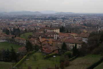 Fototapeta na wymiar view from the hill to the city of Bergamo