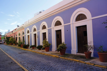 Fototapeta na wymiar Purple building in Old San Juan