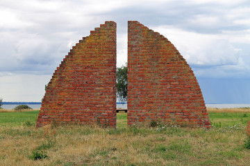 Rote Ziegelwand im Park von Kalmar © Konstanze Junghanns