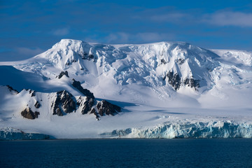 Fototapeta na wymiar Stunning coastal landscapes along the Tabarin peninsula in the Antarctic continent