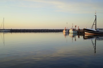 Fototapeta premium Lauer Sommerabend im Hafen