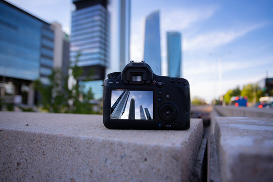 camara de fotos fotografiando la ciudad