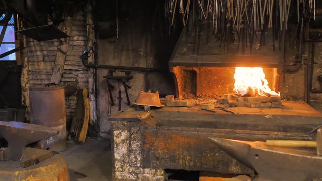 Cerrajer&iacute;a con un fuego encendido en chimenea de la fragua vista general
