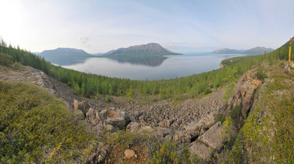 Łama  – jezioro pochodzenia tektonicznego w azjatyckiej części Rosji otoczone przez góry Putorana.  - obrazy, fototapety, plakaty