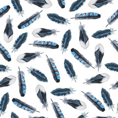 Modèle sans couture avec des plumes d& 39 oiseaux sauvages indigo et bleu sur fond blanc. Illustration aquarelle dessinée à la main.