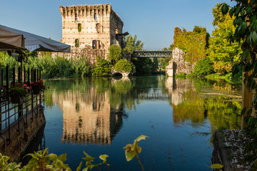 Fototapeta premium Brückenturn mit Spiegelung in Valeggio sul Mincio