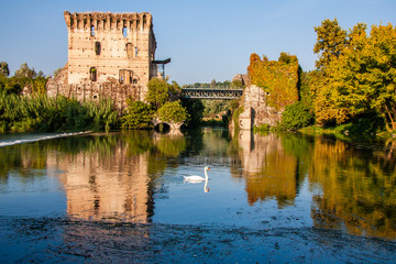 Brückenturn mit Spiegelung in Valeggio sul Mincio