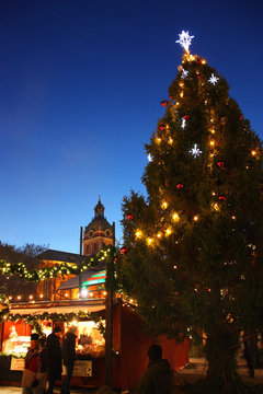Julmarknad i kungstr&auml;dg&aring;rden i Stockholm..