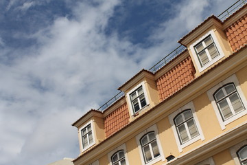 Fototapeta na wymiar palazzo di Lisbona, tetto rosso su cielo azzurro