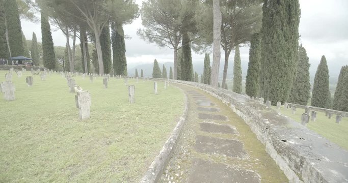 Cimitero in Italia, clip registrata in 4K DCI ProRes 422 con 13 stop di gamma dinamica e in LOG. Clip pronta per una perfetta post-produzione. Ideale per reportage, documentari e film