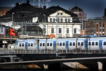 Naklejka premium Pendeltåg på centralbron i Stockholm vid centralstation.