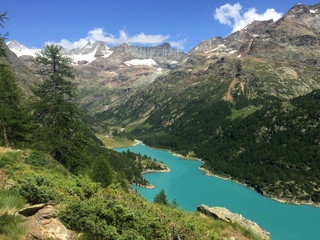 Naklejka na ściany i meble lac dans le massif du Mont-Blanc