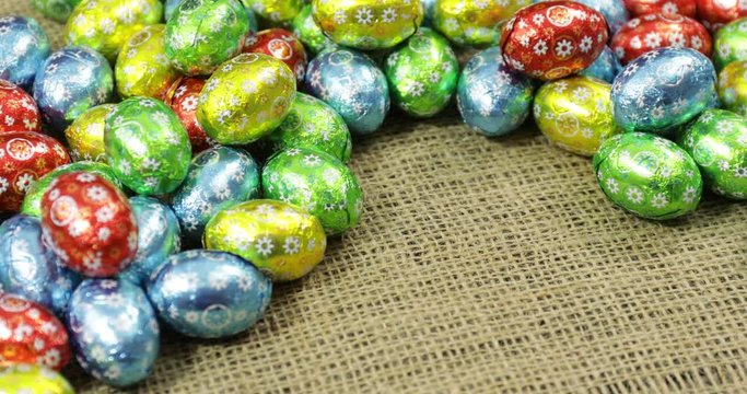 Celebrazione variopinta delle uova di pasqua