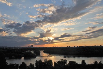 Fototapeta na wymiar tramonto sul Danubio a Belgrado