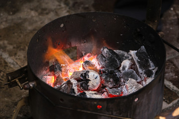Fuego, brasas y rescoldos para cocinar ollas ferroviarias