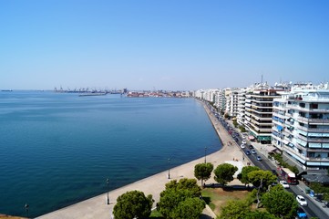 Fototapeta na wymiar beautiful view of the Greek city of Thessaloniki and the sea from the height of the tourism journey