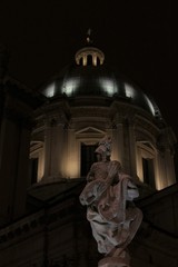 dettagli notturni del Duomo Vecchio e Nuovo di Brescia
