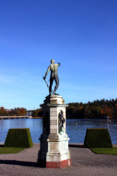 Statyn Neptunus med treudd vid Drottningholms slott