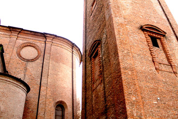 dettaglio di abside e campanile con muratura in mattoni 