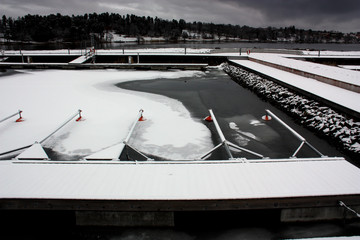 Gångväg på brygga/båthamn på lidingö/gåshaga vintertid