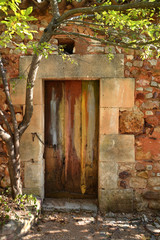 Roussillon, France, 20 aout 2012 : Porte en bois peinte avec des ocres