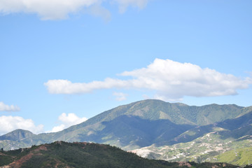 Fototapeta na wymiar Montaña y nubes 