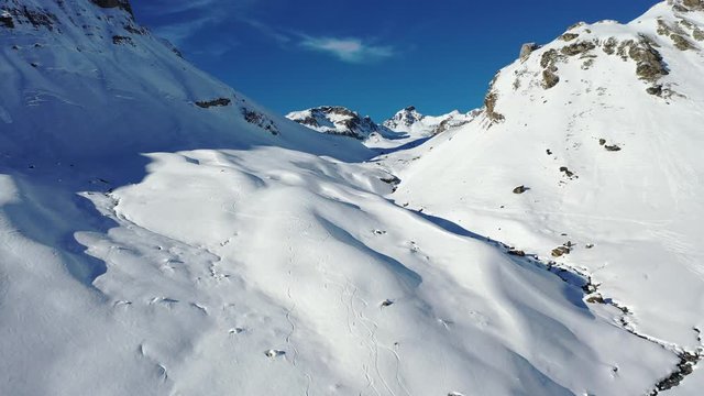 Flug durch schneebedecktes Hochtal