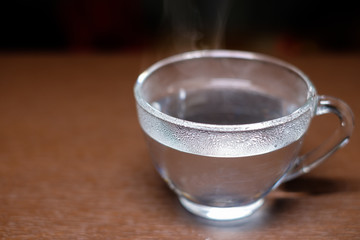 美容や健康、ダイエットの為に代謝を上げる効能がある耐熱カップに入った白湯