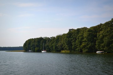 Mazurska wyspa z łodkami, Polska