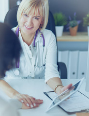 doctor explaining diagnosis to her female patient