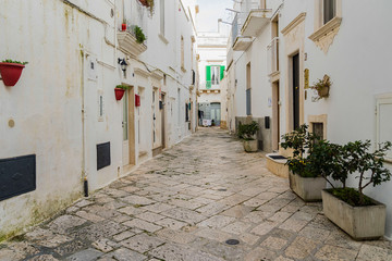 Fototapeta na wymiar narrow street in old town in Italy