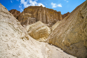 Fototapeta premium hikink the golden canyon - gower gulch circuit in death valley, california, usa