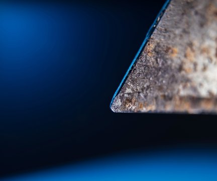 macro l&acirc;mina de estilete enferrujada em fundo azul