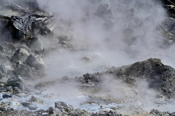荒涼とした雲仙地獄と吹き上げる水蒸気の情景＠長崎